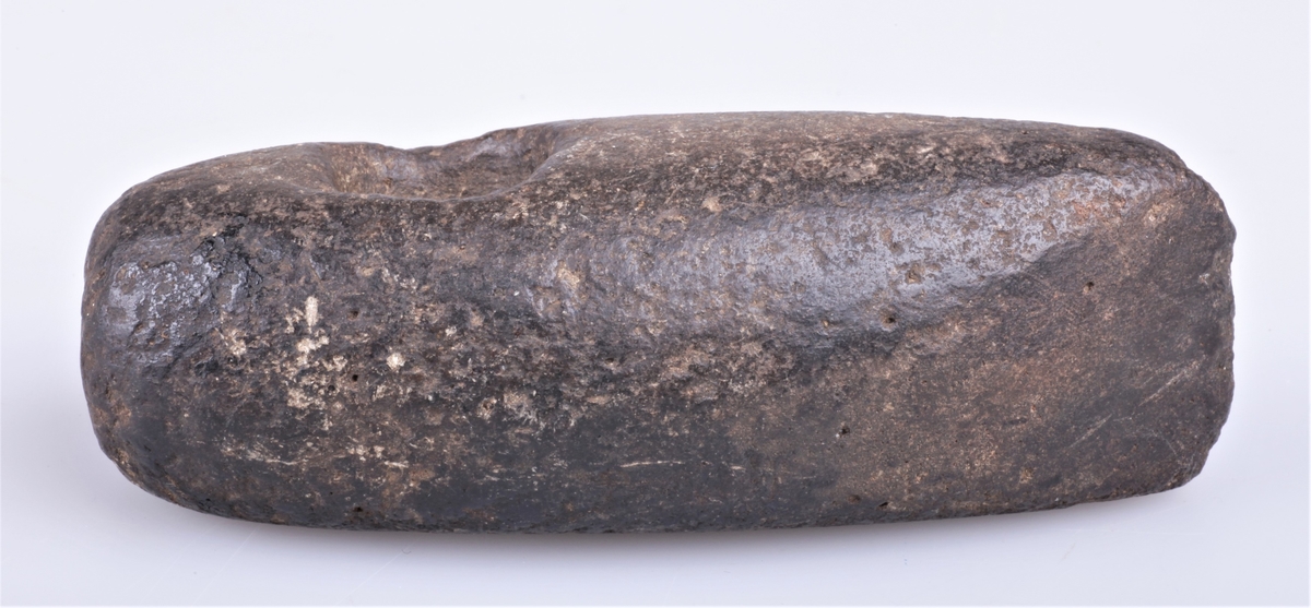 Steinøks med skafthull, nærmest type Rygh 28. Funnet på Holmstad, Øverskreien.