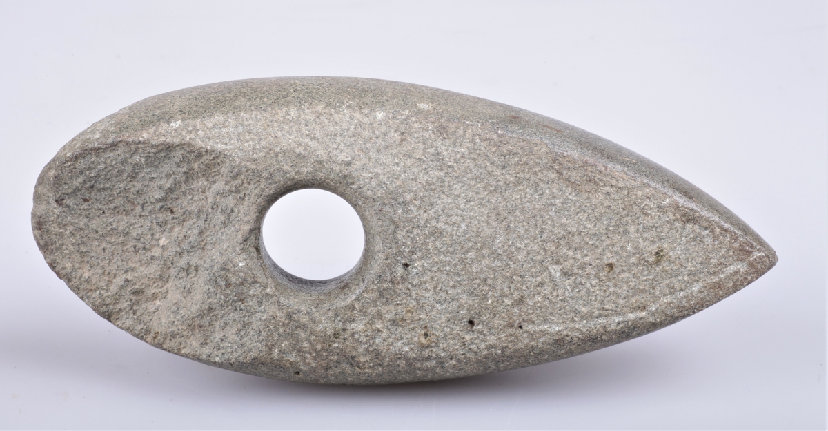 Steinøks med skafthull, nærmest som type Rygh 28, men ikke hvelvet. Funnet på Kjølseth ca 1873.