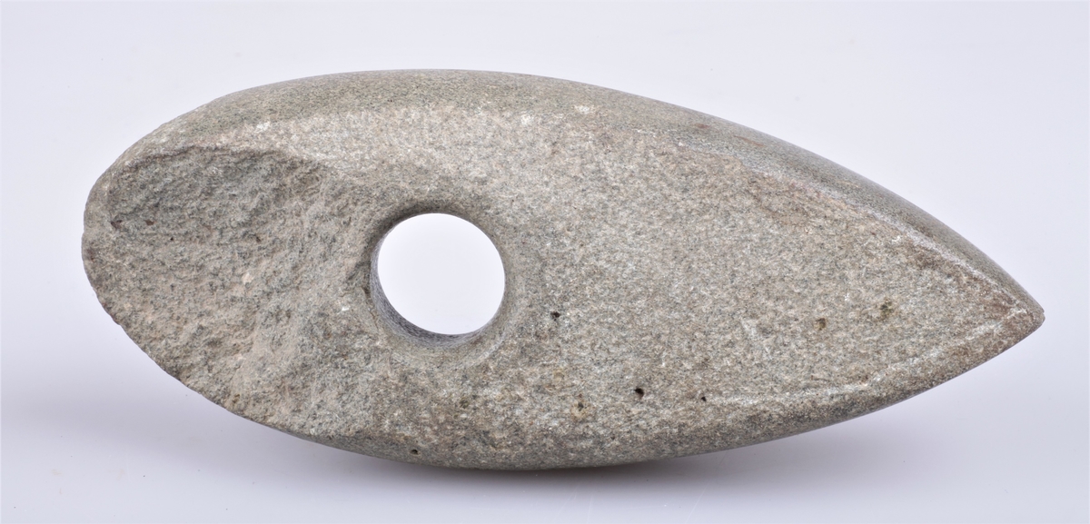 Steinøks med skafthull, nærmest som type Rygh 28, men ikke hvelvet. Funnet på Kjølseth ca 1873.