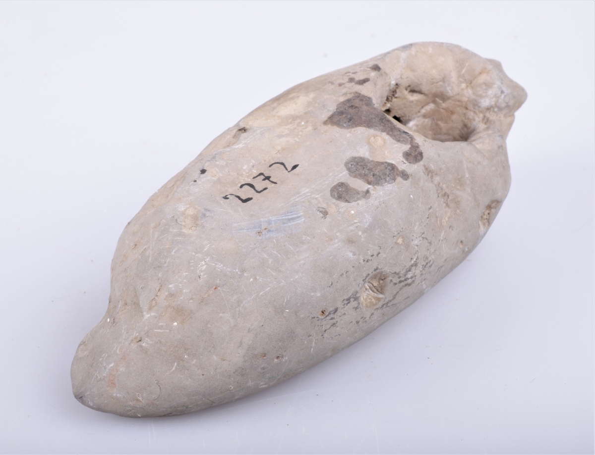 Steinøks med skafthull. Klumpet form, uferdig?