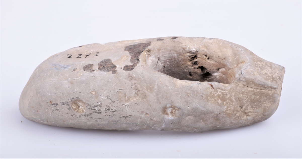 Steinøks med skafthull. Klumpet form, uferdig?