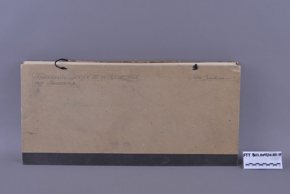 Mappe med materiale som omhandler tegnekonkurranse. Består av mappe (01), Konvolutt (02), visittkort (03-04), hefte (05), ark (06), og tegninger (07-19). 

Mappe i grovkornet kartong med tråd for knyting. Inne i mappa ligger 13 rektangulære tegninger. Tegningene er laget på hvitt papir som er limt på kartong. Noen tegninger er fargelagt, noen er i svart-hvitt. Sammen med tegningene ligger det et hefte av papir med trykt svart skrift fra komiteen som omtaler alle bidragene og vinneren, et ark med beskrivelse av det ene bidraget, samt en liten konvolutt med vokssegl som inneholder to visittkort.