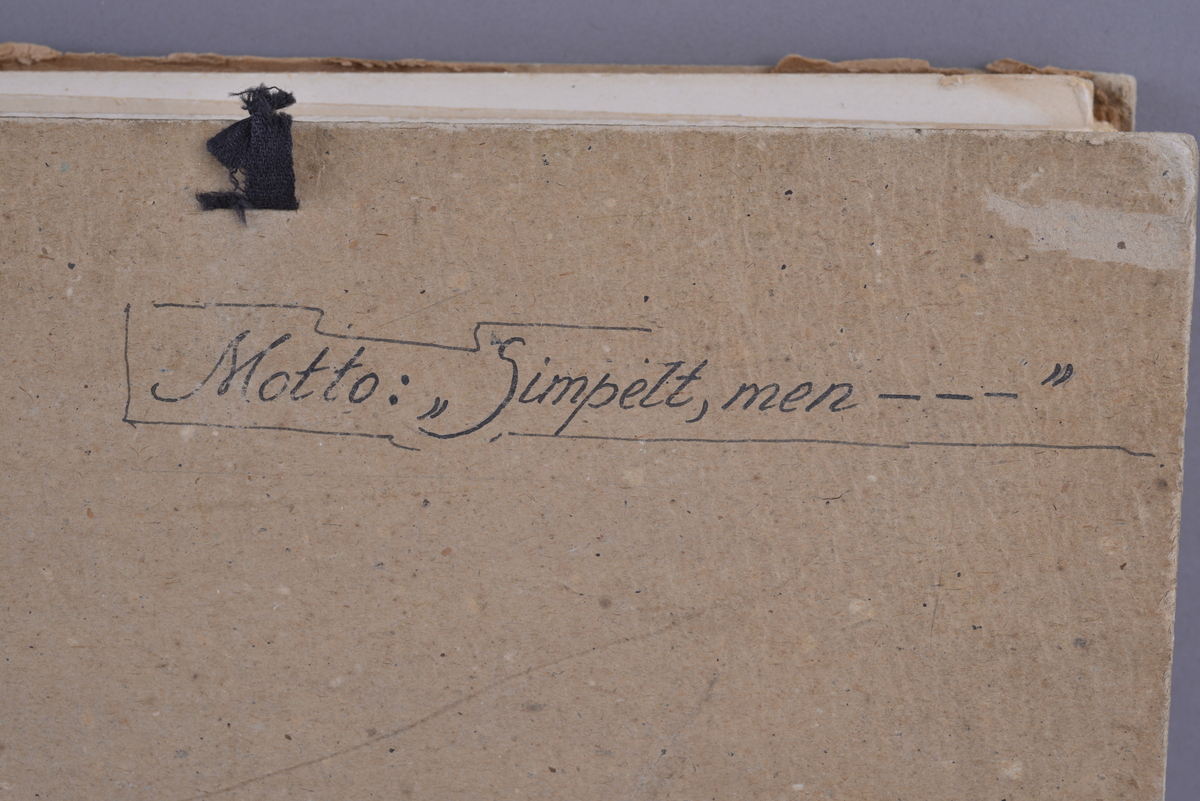 Mappe med materiale som omhandler tegnekonkurranse. Består av mappe (01), Konvolutt (02), visittkort (03-04), hefte (05), ark (06), og tegninger (07-19). 

Mappe i grovkornet kartong med tråd for knyting. Inne i mappa ligger 13 rektangulære tegninger. Tegningene er laget på hvitt papir som er limt på kartong. Noen tegninger er fargelagt, noen er i svart-hvitt. Sammen med tegningene ligger det et hefte av papir med trykt svart skrift fra komiteen som omtaler alle bidragene og vinneren, et ark med beskrivelse av det ene bidraget, samt en liten konvolutt med vokssegl som inneholder to visittkort.