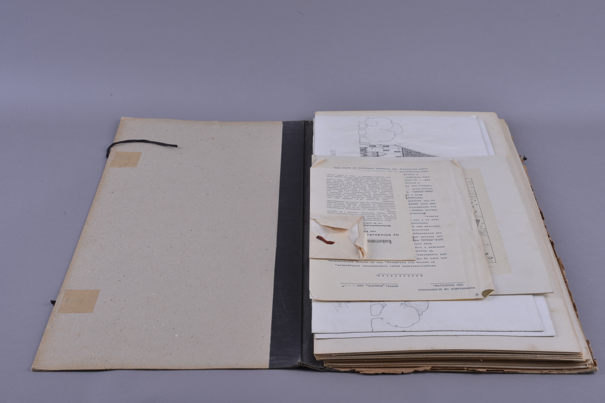 Mappe med materiale som omhandler tegnekonkurranse. Består av mappe (01), Konvolutt (02), visittkort (03-04), hefte (05), ark (06), og tegninger (07-19). 

Mappe i grovkornet kartong med tråd for knyting. Inne i mappa ligger 13 rektangulære tegninger. Tegningene er laget på hvitt papir som er limt på kartong. Noen tegninger er fargelagt, noen er i svart-hvitt. Sammen med tegningene ligger det et hefte av papir med trykt svart skrift fra komiteen som omtaler alle bidragene og vinneren, et ark med beskrivelse av det ene bidraget, samt en liten konvolutt med vokssegl som inneholder to visittkort.