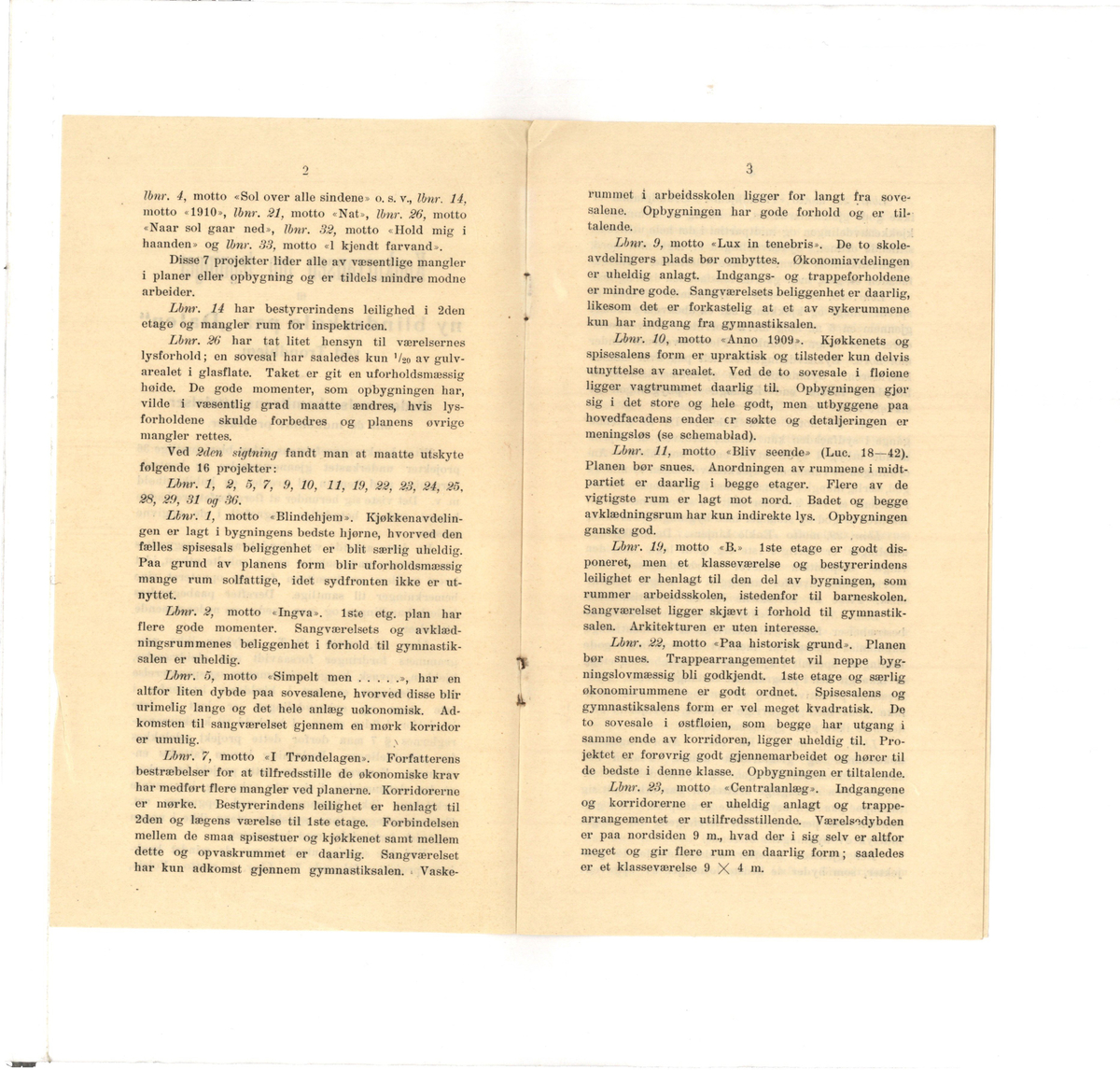 Mappe med materiale som omhandler tegnekonkurranse. Består av mappe (01), Konvolutt (02), visittkort (03-04), hefte (05), ark (06), og tegninger (07-19). 

Mappe i grovkornet kartong med tråd for knyting. Inne i mappa ligger 13 rektangulære tegninger. Tegningene er laget på hvitt papir som er limt på kartong. Noen tegninger er fargelagt, noen er i svart-hvitt. Sammen med tegningene ligger det et hefte av papir med trykt svart skrift fra komiteen som omtaler alle bidragene og vinneren, et ark med beskrivelse av det ene bidraget, samt en liten konvolutt med vokssegl som inneholder to visittkort.