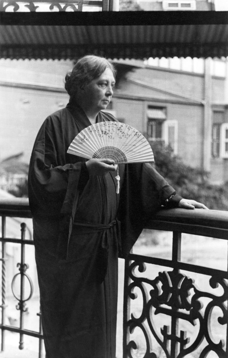 Sigrid Undset med japansk vifte