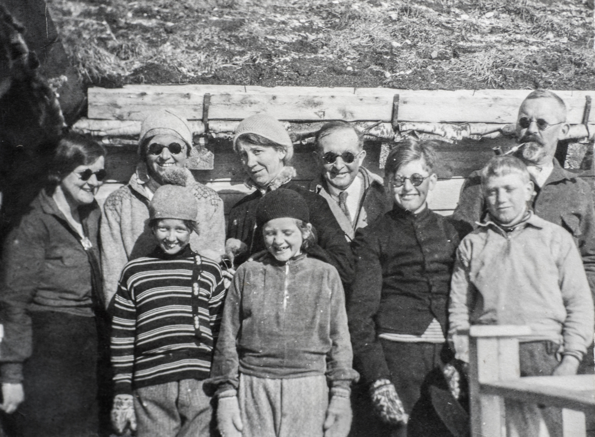Familiane Sewell og Resch på påsketur i fjellet.