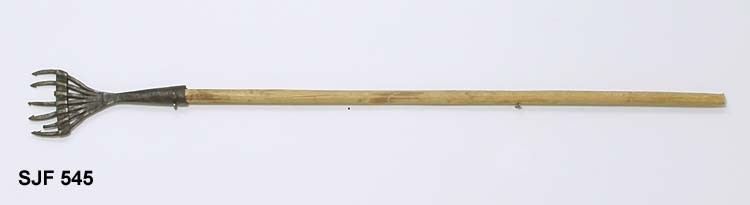 Lysteret er hjemmesmidd. Det har hatt sju tinder som greiner seg ut, slik at avstanden mellom de ytterste spissene er cirka 10,5 centimeter. Spissene har 2-3 millimeter lange mothaker. Avstanden mellom tindene er låst ved hjelp av et 1,9 centimeter bredt jernband som montert på tvers 4-5 centimeter bak tindespissene. To av tindene er brukne. Den andre enden av jernstykket denne lystergaflen er smidd av er formet som en kon fal med et gjennombutt hull for en spiker eller skrue i den øvre enden. Slik lyseret er skjeftet nå er det en skrue i dette hullet, men det er slett ikke sikkert at den er original. Skaftet er lagd av en cirka 1 meter lang, tynn og rettvokst granstamme, som er barket ved hjelp av kniv. Mye tyder på at skaftet er sekundært. 

Lysteren stammer fra gardssamlinga etter Iver Eide på Bækken i Tolga kommune. Jernkomponenten er rustbehandlet i en elektrolyseprosess og innsatt med en korrosjonsforebyggende voks etter at lysteret kom til Norsk Skogbruksmuseum.