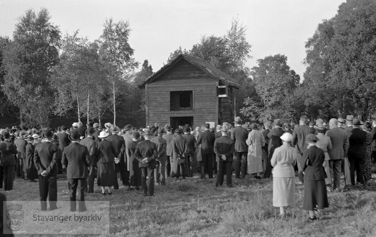 Forsamling med folk i bunad.