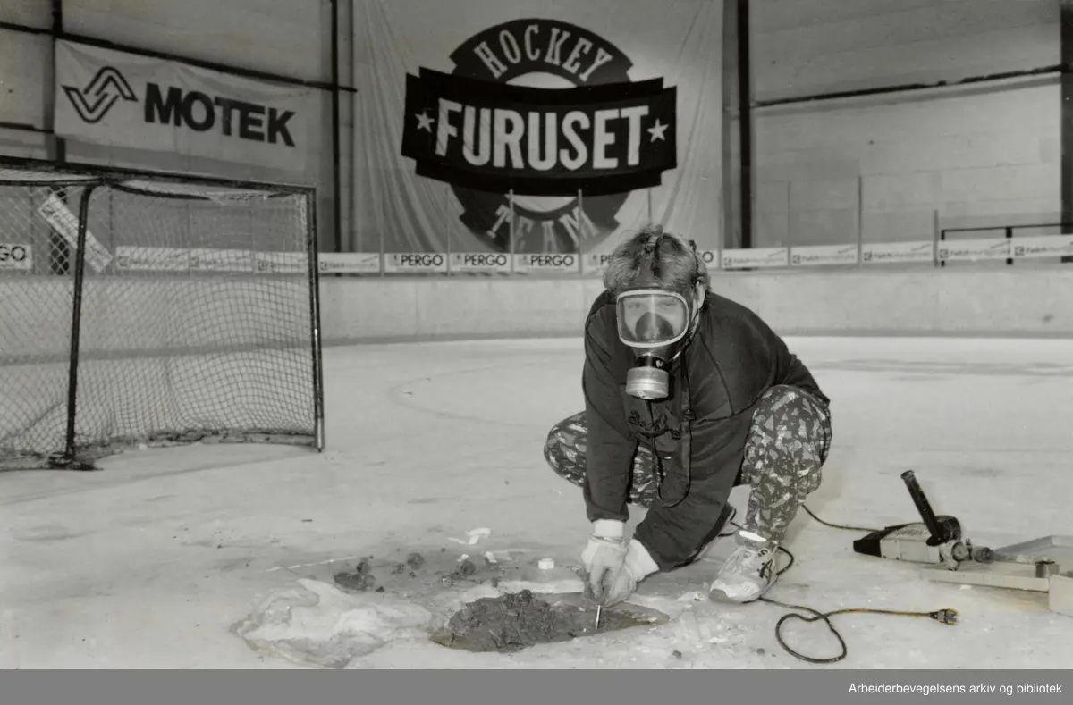 Furuset. Furusethallen. Banemann Aagel Halm måtte stenge hallen, - for godt, da et nytt amoniakkrør sprakk lekk. September 1993