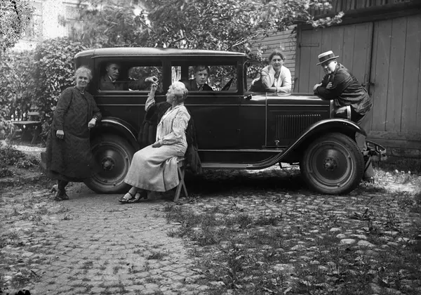 Bild från fotograf Mathilda Ranchs trädgård. Hennes yngre bror ...