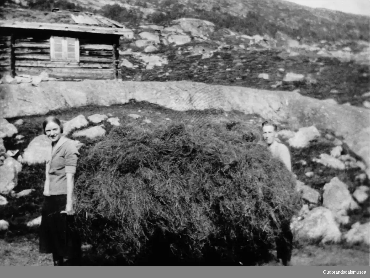 Frå Mysubytta, seterhuset til søre Mork.  
Dei som ber høy: Olga Mork (f. Nyhus 1918) og Mathias Brekkum (f. 1909)