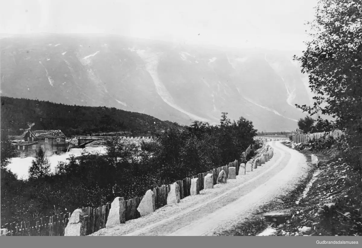 Vegen forbi Ofossen mølle før 1920 mot Tverrfjellet