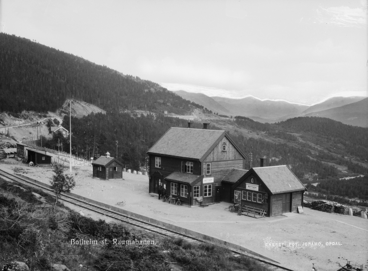 Bottheim stasjon på Raumabanen. Stasjonen ble bygd 1917-21 med en byggekostnad på kr 107 000 og en totalkostnad for stasjonen på kr 192 000. Den ble satt i drift 21.11.1921 da strekningen Dombås-Bjorli ble åpnet. Fra 1924 var status stoppested og fra 1964 ubetjent stoppested. Bygningene er i dag revet.