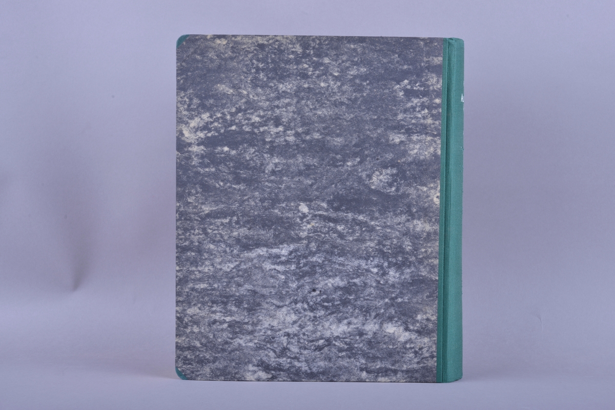 Innbundet bok med punktskrift. Tosidig trykk. Gråsvart omslag av kartong. Forsats av gult papir. Sidene er av gult papir. Tekstilhalvbind; ryggen og hjørnene er forsterket med grønn tekstil.