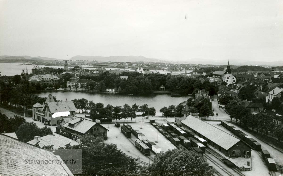 Tog står oppstilt. Det gamle postkontoret og Kongsgård i bakgrunnen. Kongsgaten til høyre.