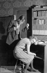 Skuespillere på scenen i teaterstykke