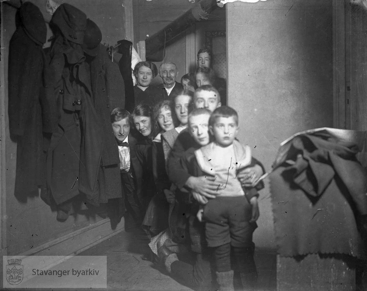 Stor familie i tre generasjoner (?) (* Flere av fotografiene mellom 2000 og 2100 later til å være fra tidlig 1900-tall. Registrator stiller seg derfor tvilende til at disse er tatt av Gard Paulsen. Mulig tidlige bilder av Hans Henriksen har blandet seg inn blant Paulsen-bildene?)