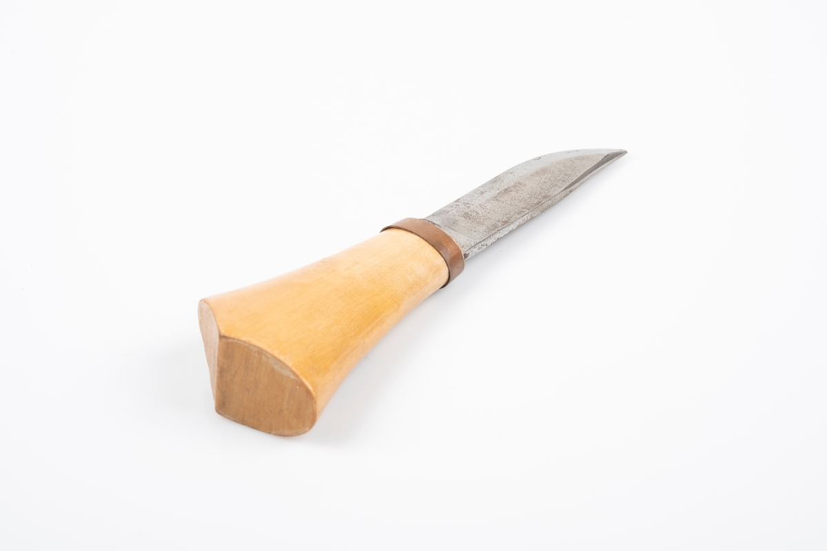 Tollekniv med skaft i tre og knivblad i jern. Det er utskåret akantusmønster på skaftet. Bolsteret er i kobber.