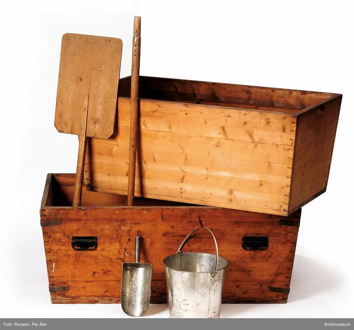 Text på vidhängande modelllapp:
"Modell å ämbar m/1901 tillhörande verktyg för bakning att tjäna till efterrättelse vid deraf skeende nyanskaffning enligt departementets beslut denna dag Dii No 1505. Stockholm den 1 mars 1901"