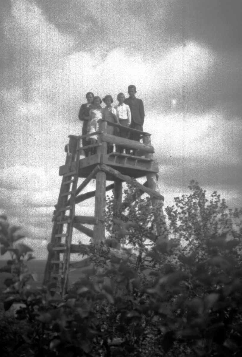 Branntårn/Utsiktstårn på Obleikhaugen, Gausdal Vestfjell. Fra venstre: Agnethe, Sigrun, Astrid, Kristoffer og Arne Jørstad.
fra Søre Jørstad på toppen.