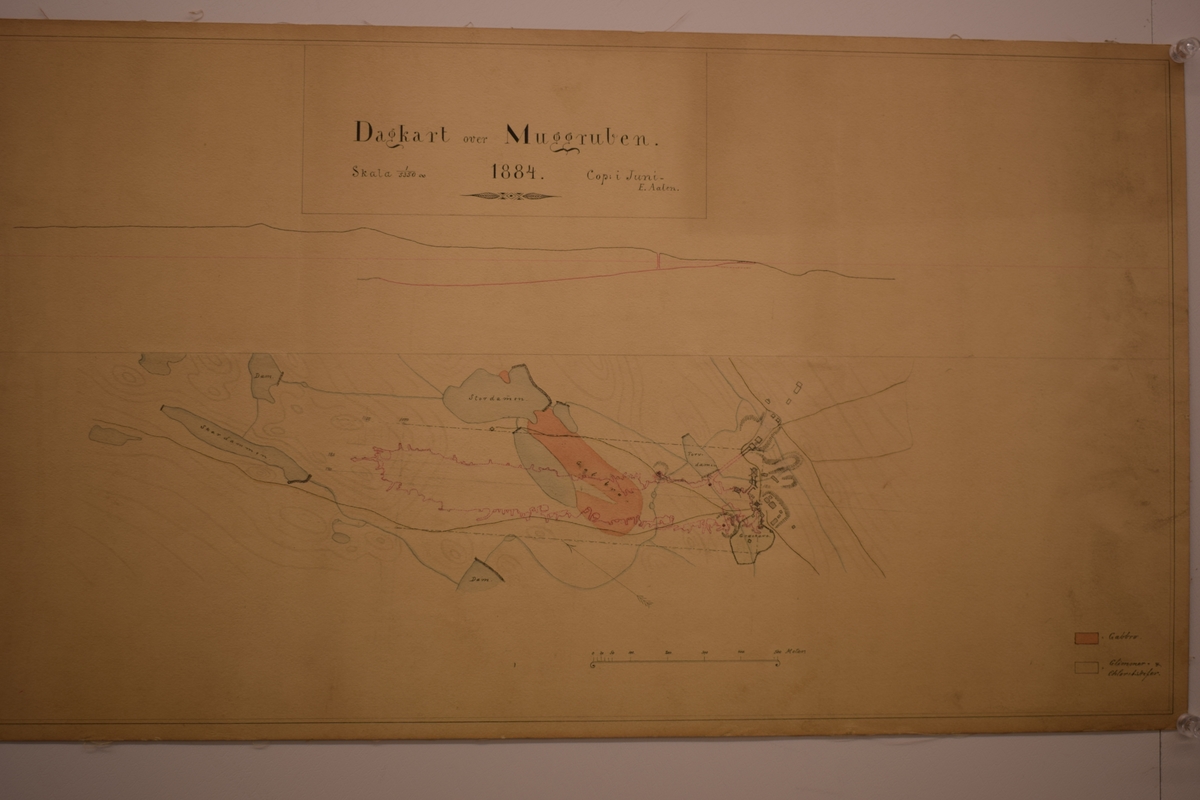 Repro av dagkart over Muggruva datert 1888.

Kartet viser blant annet bygninger i dagen og dammer og vannrennesystemet på Mugg. 

Kartet finnes i Røros Kobberverks arkiv.