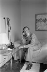 Knut Wigert i telefonen.