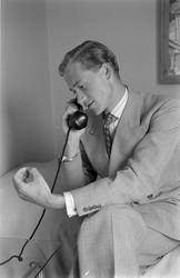 Knut Wigert i telefonen.