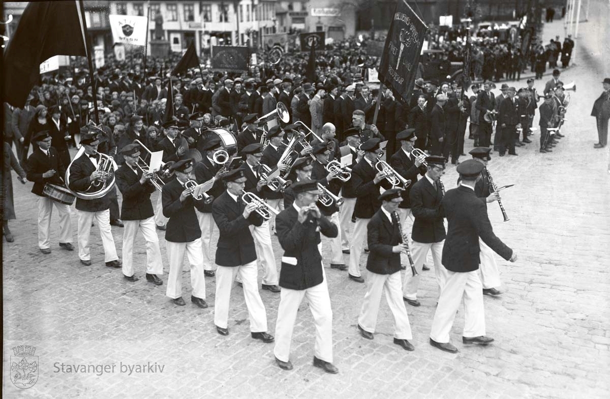 Første mai-tog på vei ut av torget.