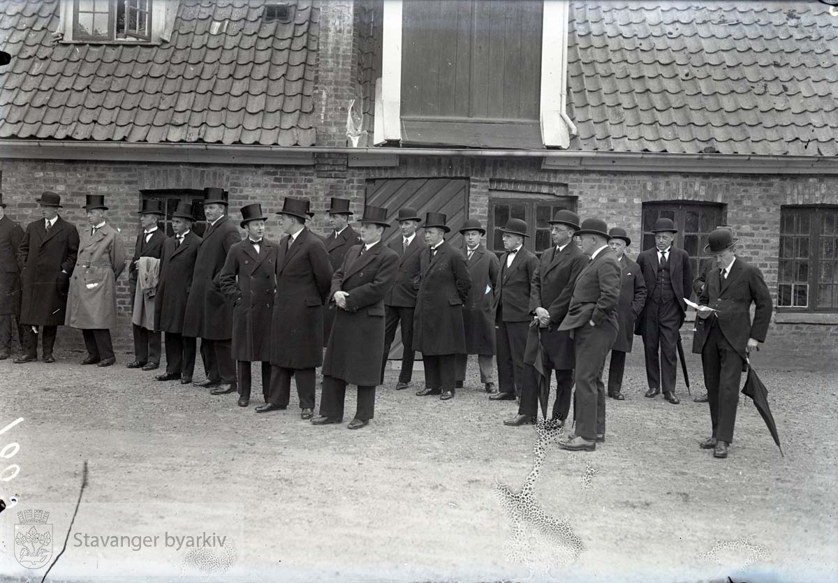 J.S. Kiellands begravelse. Menn i sort ventende ved Ledaal.