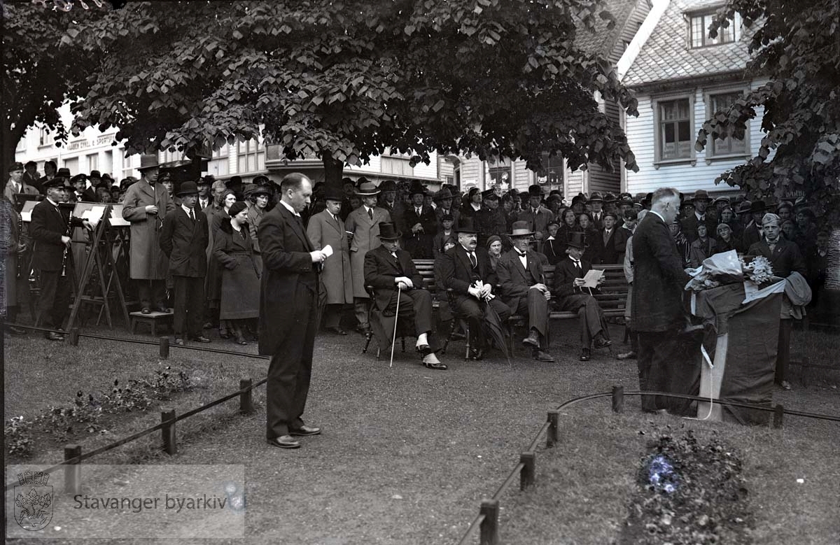 Taler og tilskuere. L.W. Hansen og Bertram C. Middelthon sittende på forrerste benk.