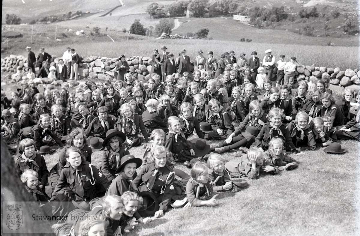 Stor forsamling speidere på marka. Tilhørere til gudstjeneste? .Blåspeidere i Fjermestad.