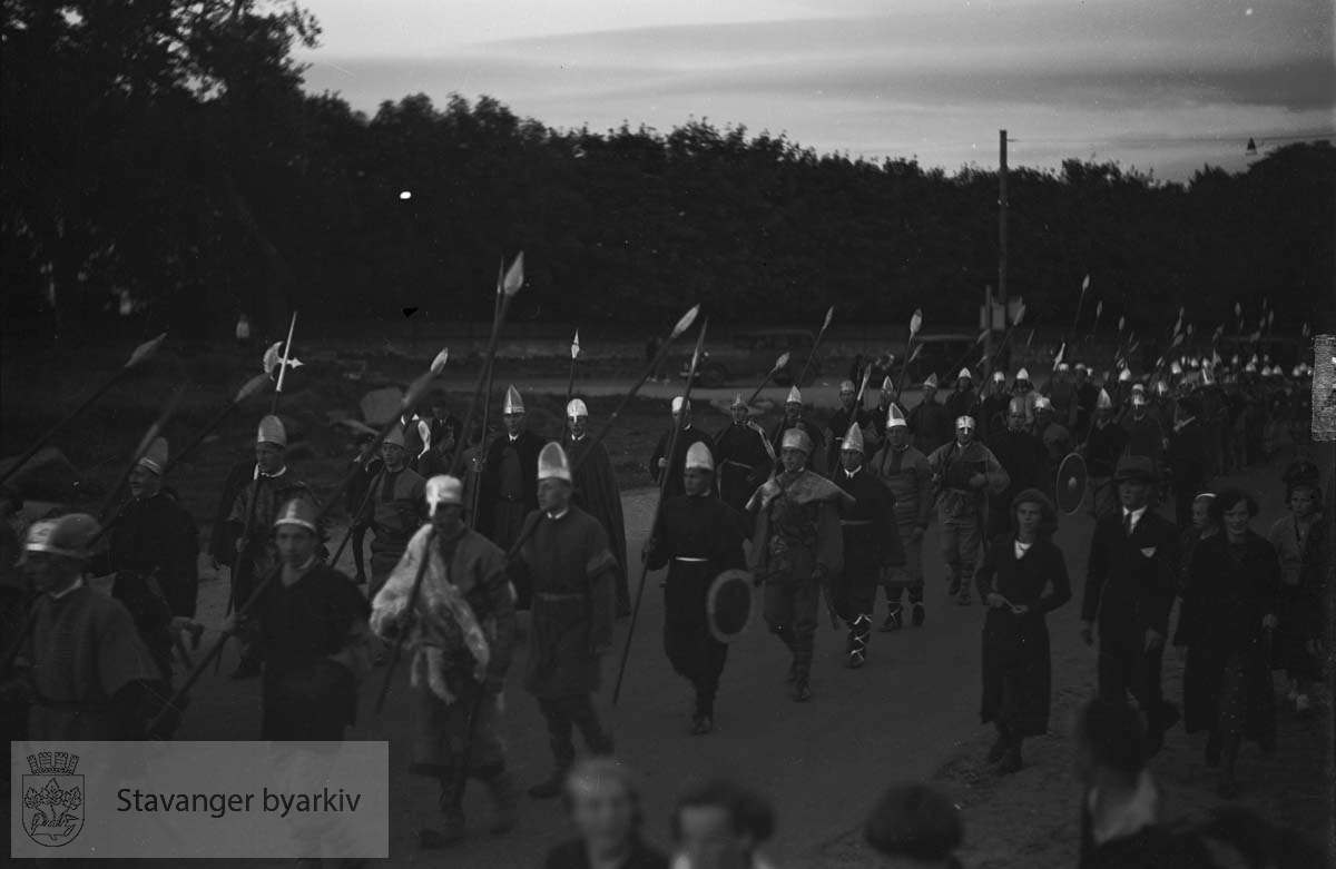 Varemessens opptog, vikinger.. .Folk utkledd som vikinger som underholdningsinnslag under Norges varemesse i Bjergsted.