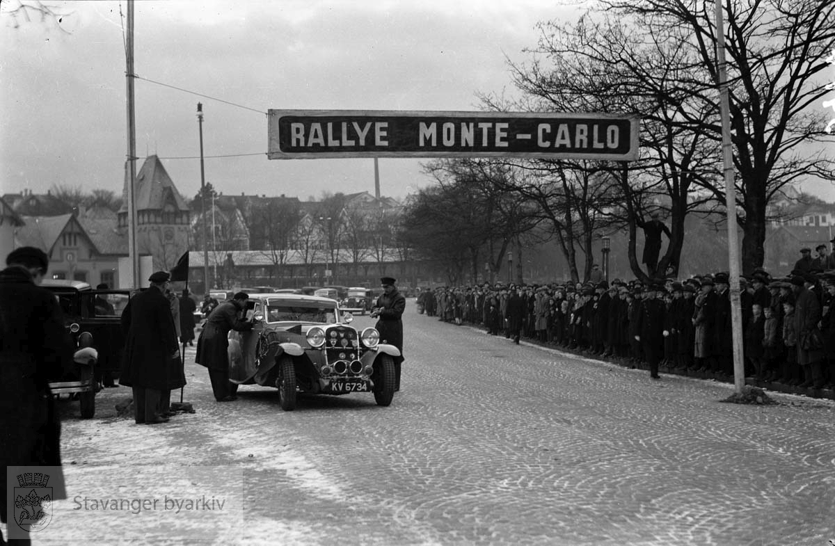 Rallye Monte-Carlo..Bil KV-6734 Oppstart ved Breiavatnet.Jernbanestasjonen i bakgrunnen.