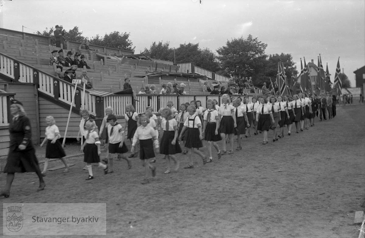 Jentehirden / Unghirden marsjerer inn på stadion.Nasjonal Samling (NS)