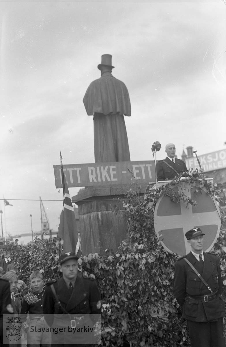 Fylkesfører Erling Kvadsheim taler ved Kiellandstatuen.Nasjonal Samling (NS).Hirden i front