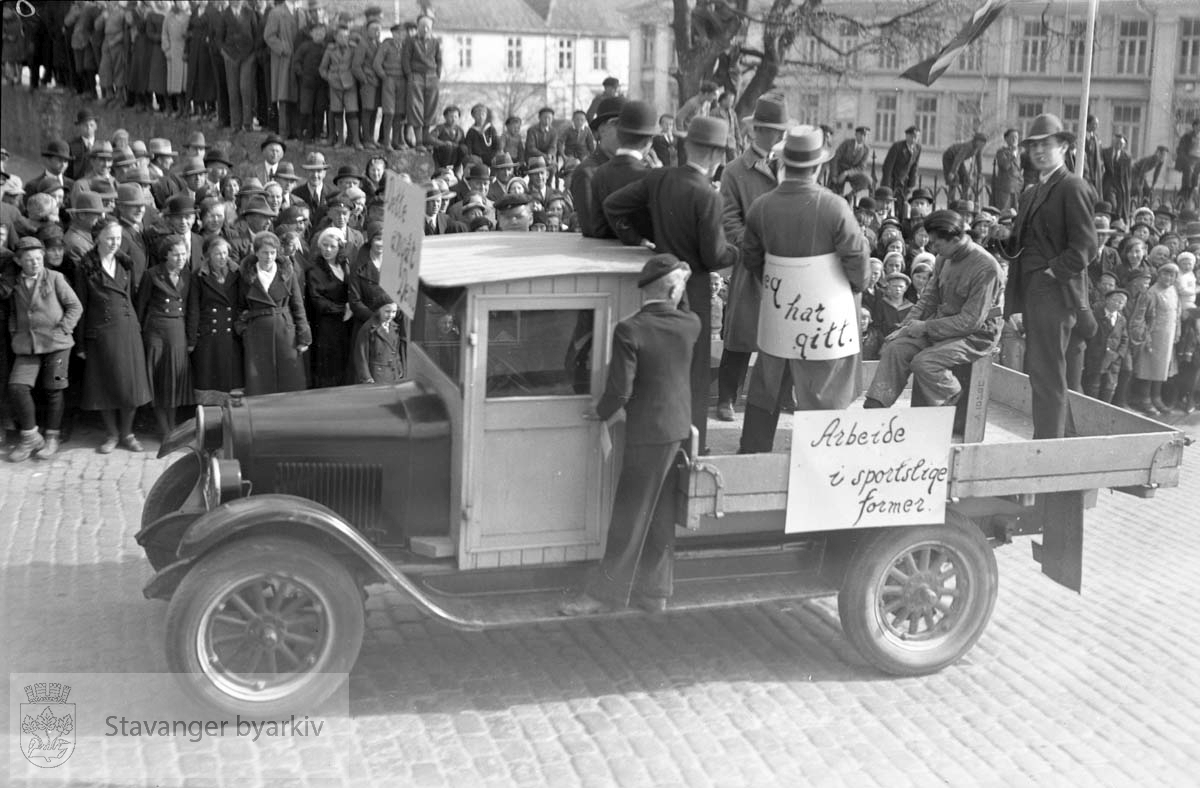 1. mai. tog.Lastebil med paroler."Arbeide i sportslige former"