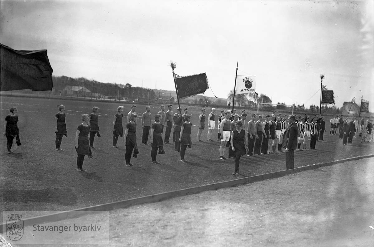 1. mai.Oppstilt lag på Stavanger Stadion.ATIL og sportsklubben STAR