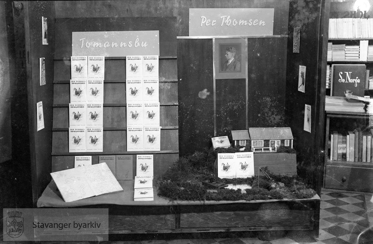 Utstillingsvindu, Johs. Floor bokhandel.Per Thomsen: Tomannsbu