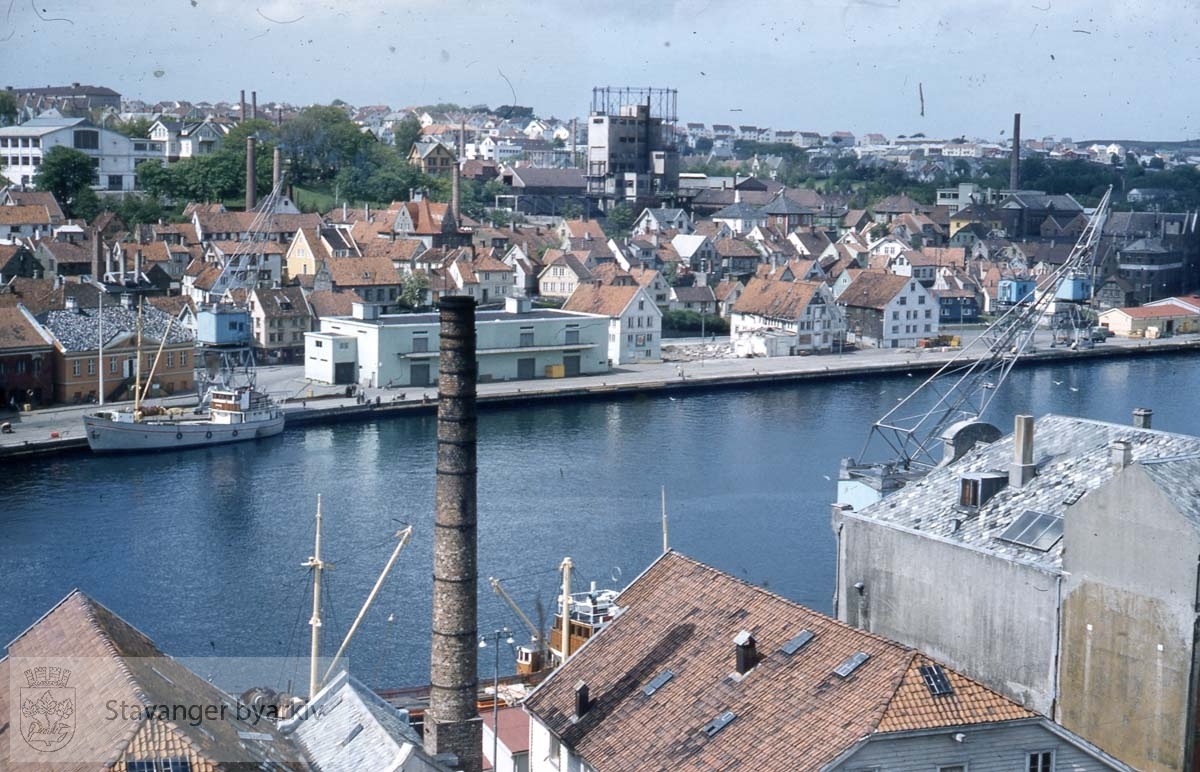 Mot Strandkaien med den gamle tollboden..Gassverket i bakgrunnen.