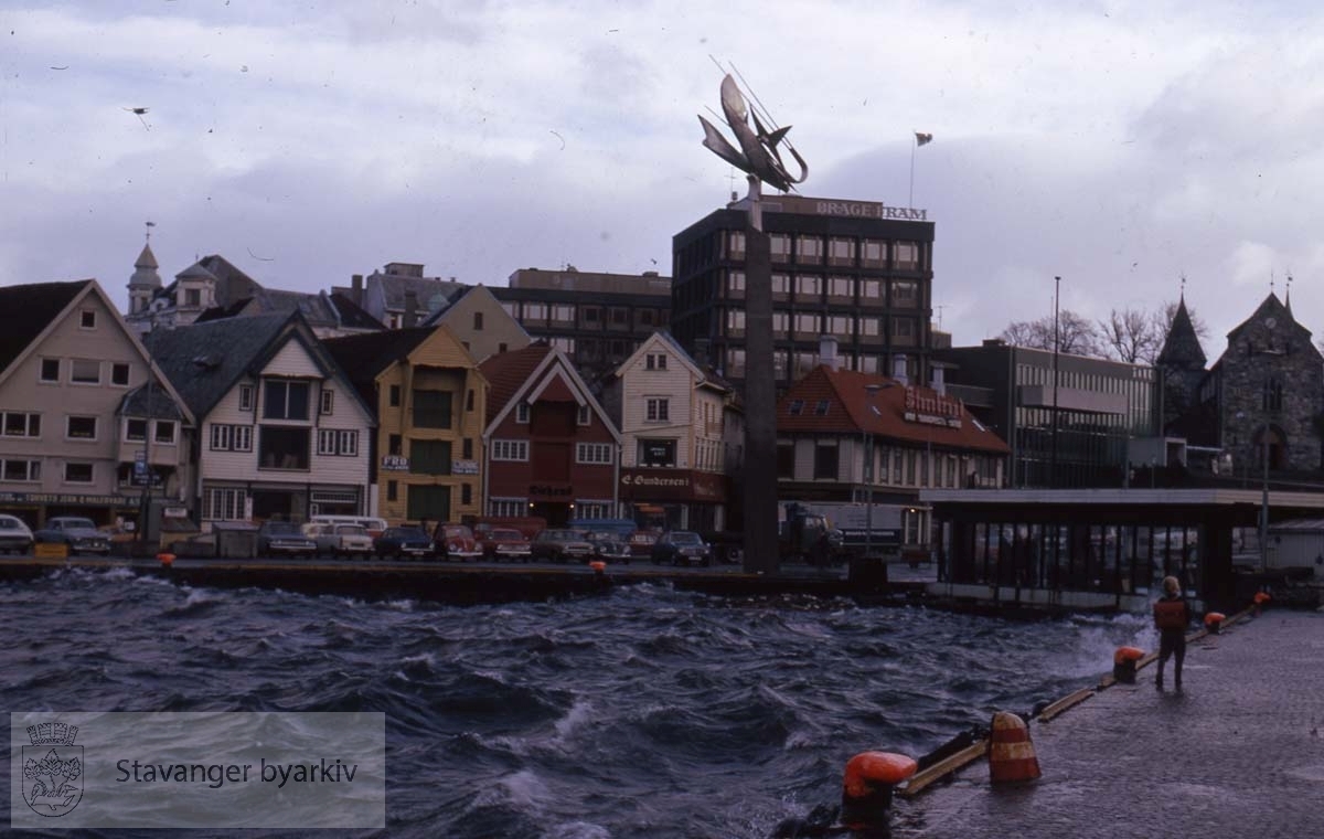 Fisketorget helt til høyre..Sjøfartsmonumentet og sjøhusrekka langs Skagen.