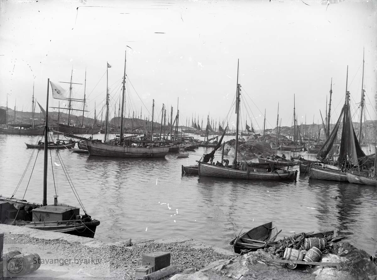 Sildefiske på Utsira (?). Fotograf muligens Carl Lùtrerath. ...Seilbåt.Seilskute.Seilskip