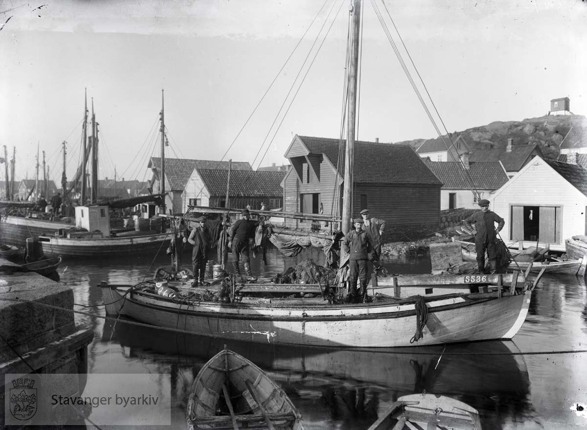 Sildefiske på Utsira (?). Fotograf muligens Carl Lùtrerath. ...Seilbåt.Seilskute.Seilskip