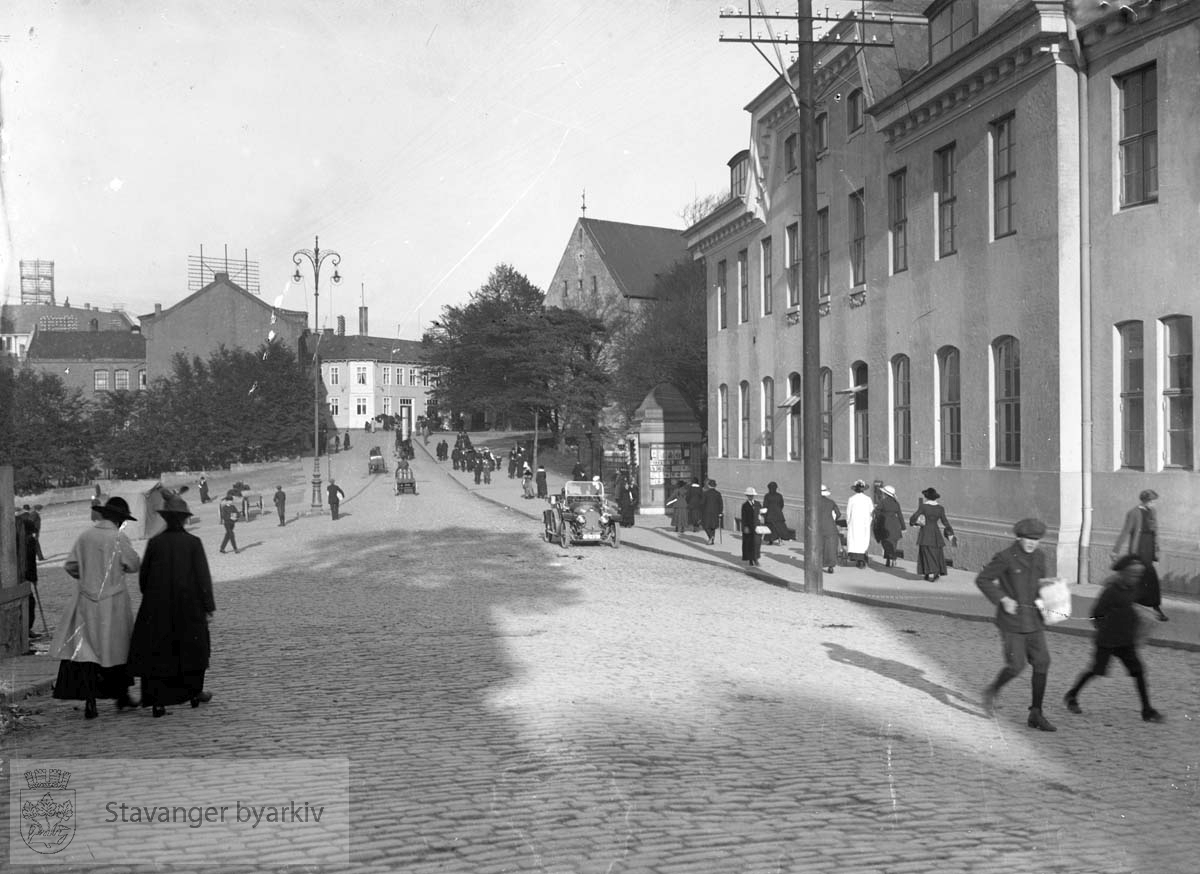 Fengselet og brannvakten til venstre. Domkirken og posthuset til høyre.