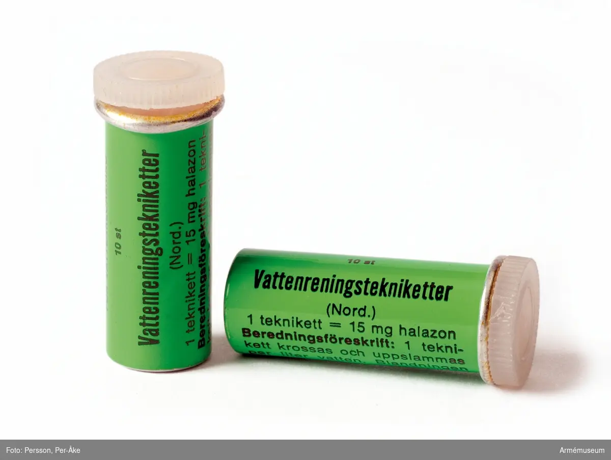 Behållare med tekniketter för vattenrening.
Ett litet grönt rör med lock. Text finns på behållaren med användningsföreskrifter.  
Innehåller 10 st tekniketter som skall lösas i vatten.  
Klortabletterna är sexkantiga och vita.
