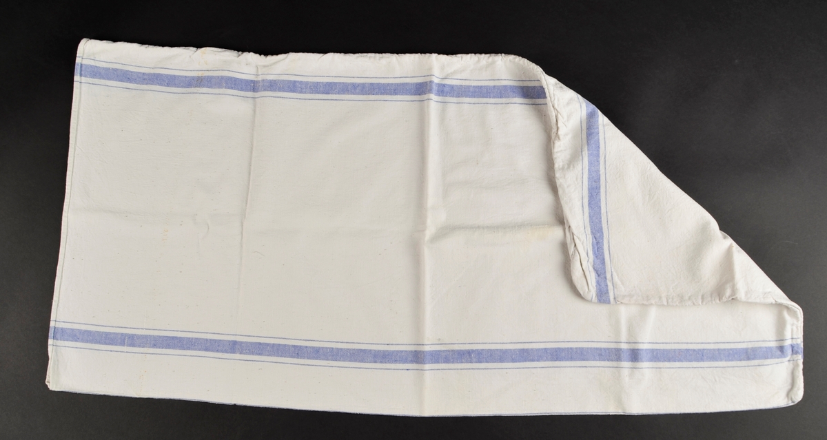 Putetrekk i kvit bomull med innvove blåe striper. Opning i eine kortenda.