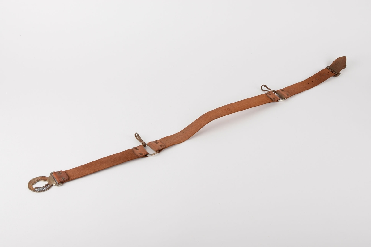 Speiderbelte med tre ledd, festet sammen med metallringer. 7 hull til stramming. En metallkrok henger fra hver av leddringene.