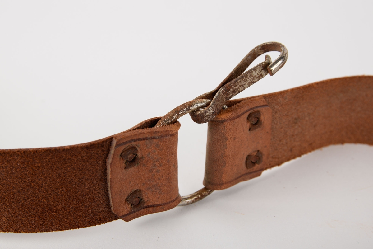 Speiderbelte med tre ledd, festet sammen med metallringer. 7 hull til stramming. En metallkrok henger fra hver av leddringene.