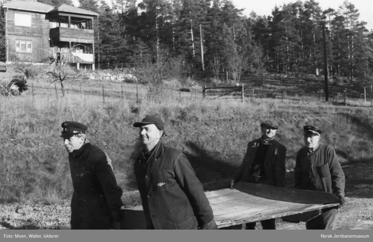 Banearbeidere på Skollenborg stasjon.