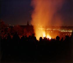 Valborgsmässofirande på Skansen med människor som står runt 